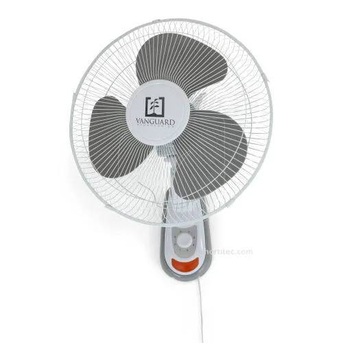 Ventilador de pared instalado en la esquina de un cultivo para maximizar el espacio de las macetas.