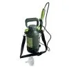 Vista general del pulverizador eléctrico Water Master de 5L con lanza telescópica y correa de transporte.